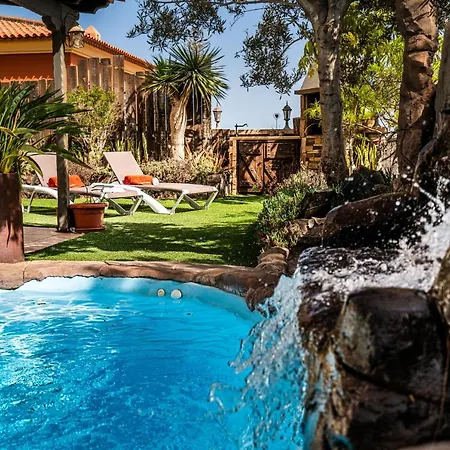 Deluxe Bella Air Con & Heated Pool, Tenerife South 别墅 *