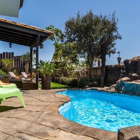 Deluxe Bella Air Con & Heated Pool, Tenerife South 别墅